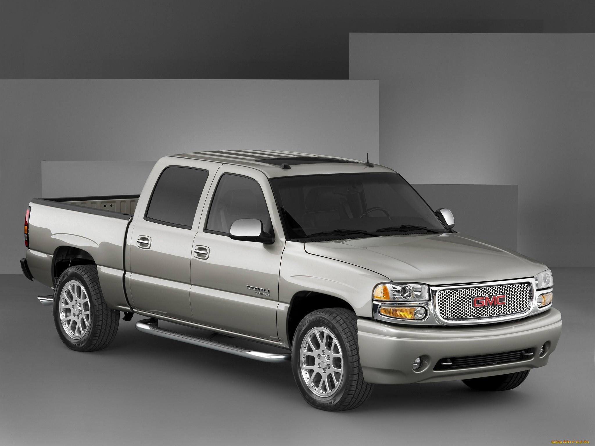 Автомобили general motors. GMC Crew Cab 2004. GMC Денали 2004 год. Машина GMC GM. Авто GMC 2004 год.